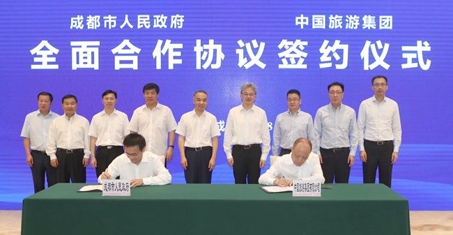 銳平書記會(huì)見(jiàn)中國(guó)旅游集團(tuán)董事長(zhǎng)萬(wàn)敏并出席簽約儀式7_副本.jpg